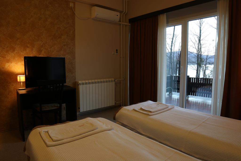 Hotel Jezero Bor Bagian luar foto